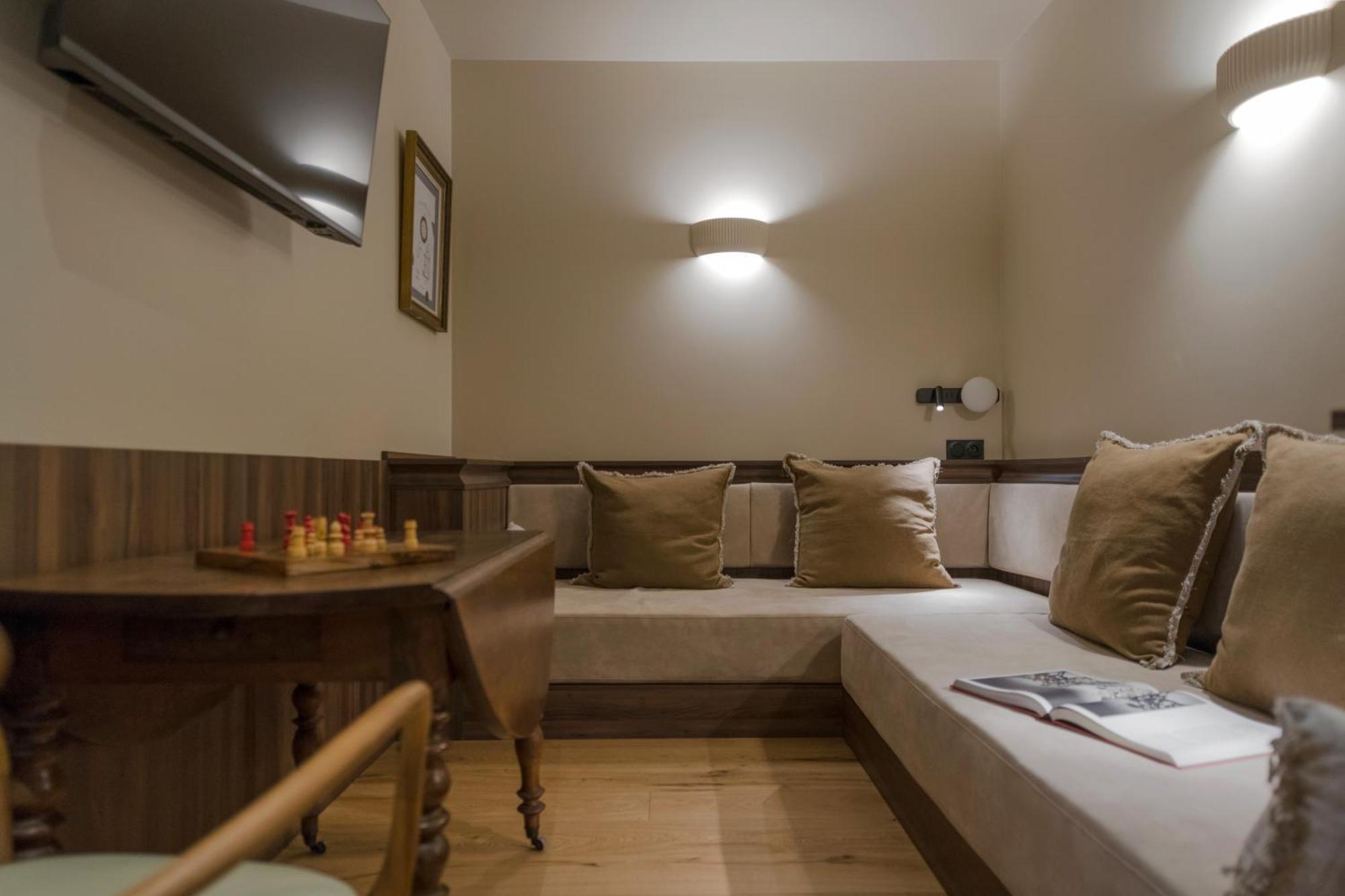 Academie Hotel 4*